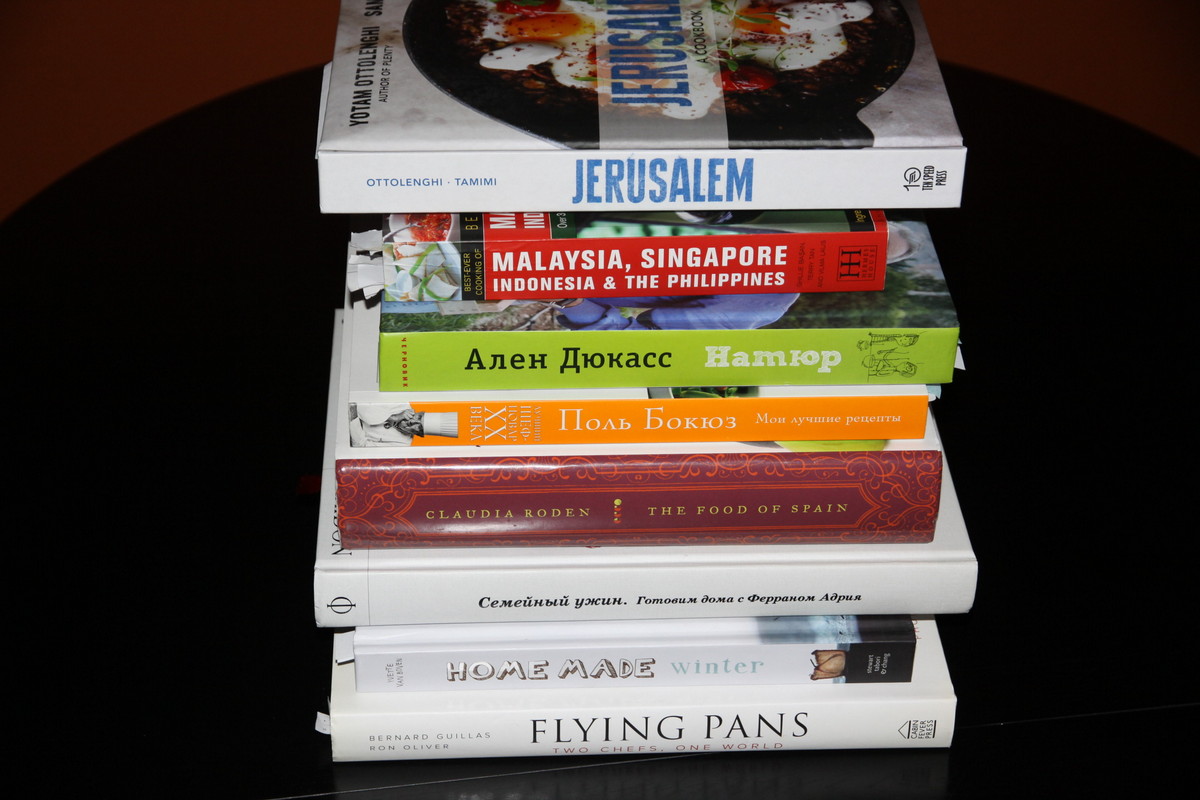Книги 2012 года. Книга 2012. очень своевременная книга. книга рецептов выставка.